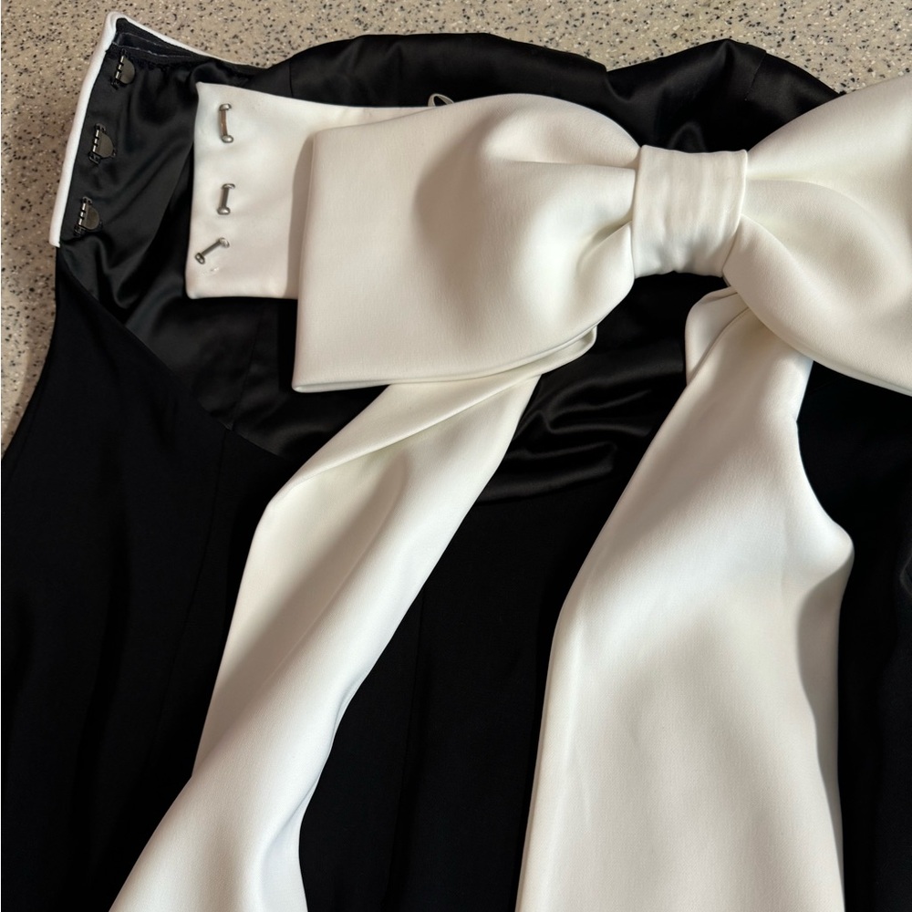 Jay Godfrey x Revolve black and white floor length gown.Oversized bow.Size 10 - Picture 7 of 10
